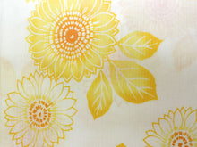 画像をギャラリービューアに読み込む, レディース浴衣 フリーサイズ 単品 白地ひまわり柄 三勝ブランド 仕立て上がり女性ゆかた 通気性のよいサラリとした着心地 送料無料《skワコ》《セール対象外》