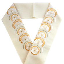 画像をギャラリービューアに読み込む, 刺繍 半衿 クリーム地青海波に菊柄 セミフォーマルからカジュアルまで 振袖にもおススメ 華やかな衿元に《tkわち》DM便発送可能 KZ MH