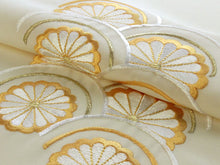 画像をギャラリービューアに読み込む, 刺繍 半衿 クリーム地青海波に菊柄 セミフォーマルからカジュアルまで 振袖にもおススメ 華やかな衿元に《tkわち》DM便発送可能 KZ MH