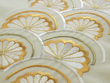 画像をギャラリービューアに読み込む, 刺繍 半衿 クリーム地青海波に菊柄 セミフォーマルからカジュアルまで 振袖にもおススメ 華やかな衿元に《tkわち》DM便発送可能 KZ MH