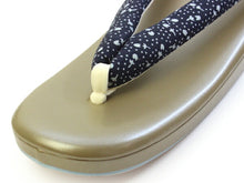 画像をギャラリービューアに読み込む, 草履 茶ベージュ土台濃紺なす柄鼻緒 粋で上品な雰囲気 フリーサイズ かかと低 日本製 wgチフ
