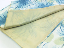 画像をギャラリービューアに読み込む, レディース 洗える着物 仕立上り 単品 フリーサイズ みすゞうた ブルー系大輪花柄 柔らかいちりめん生地 仕立て上がっているから届いたらすぐ着れる 気軽に洗濯できる 袷 女性 小紋 通販 プレタ着物 kimono《ktふに》