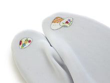 画像をギャラリービューアに読み込む, 手描き足袋 白色地貝合わせ柄 Mサイズ 5枚こはぜ 女性 日本製 DM便発送可能 《kdウチ》