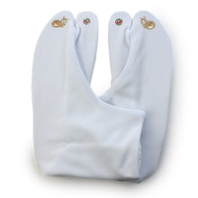 画像をギャラリービューアに読み込む, 手描き足袋 白色地猫に毬柄 Mサイズ 5枚こはぜ 女性 日本製 DM便発送可能 《kdウチ》