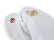 画像をギャラリービューアに読み込む, 手描き足袋 白色地猫に毬柄 Mサイズ 5枚こはぜ 女性 日本製 DM便発送可能 《kdウチ》