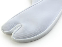 画像をギャラリービューアに読み込む, 手描き足袋 白色地猫に毬柄 Mサイズ 5枚こはぜ 女性 日本製 DM便発送可能 《kdウチ》