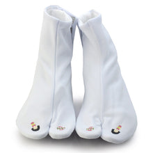 画像をギャラリービューアに読み込む, 手描き足袋 白色地こけしに毬柄 Mサイズ 5枚こはぜ 女性 日本製 DM便発送可能 《kdウチ》