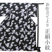 画像をギャラリービューアに読み込む, 正絹着物 仕立上り 黒地に万寿菊柄 フリーサイズ 単品 女性 プレタ 袷 小紋《クニ》