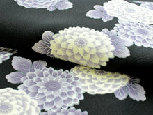 画像をギャラリービューアに読み込む, 正絹着物 仕立上り 黒地に万寿菊柄 フリーサイズ 単品 女性 プレタ 袷 小紋《クニ》