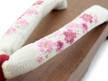 画像をギャラリービューアに読み込む, 下駄 レディース 浴衣 ゲタ フリーサイズ 塗り台白地桜刺繍鼻緒 右近タイプ 痛くない 歩きやすい かかと低め tkフチ【yukata_d19】