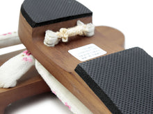 画像をギャラリービューアに読み込む, 下駄 レディース 浴衣 ゲタ フリーサイズ 塗り台白地桜刺繍鼻緒 右近タイプ 痛くない 歩きやすい かかと低め tkフチ【yukata_d19】