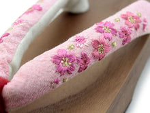画像をギャラリービューアに読み込む, 下駄 レディース 浴衣 ゲタ フリーサイズ 塗り台ピンク地桜刺繍鼻緒 右近タイプ 痛くない 歩きやすい かかと低め tkフチ【yukata_d19】
