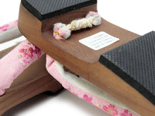 画像をギャラリービューアに読み込む, 下駄 レディース 浴衣 ゲタ フリーサイズ 塗り台ピンク地桜刺繍鼻緒 右近タイプ 痛くない 歩きやすい かかと低め tkフチ【yukata_d19】