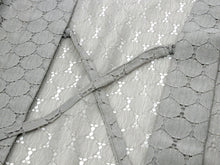 画像をギャラリービューアに読み込む, レース 羽織 仕立て上がり フリー サイズ ベージュグレー色レースドット繋ぎ 長羽織 花粉やホコリのちりよけとしても 着物 女性 レディース 和装 和服 春 夏 秋 に kbふち