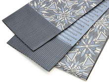 画像をギャラリービューアに読み込む, 半幅帯 正絹 リバーシブル 博多織 小袋帯 長尺 4m グレー 白 ブルー 花紋 雪花 柄 着物 細帯 レディース 女性 仕立て付き 送料無料 UR0808ウフ
