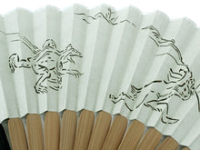 画像をギャラリービューアに読み込む, 扇子 男性用 袋付き セット グレーベージュ地 茶 黒 透かし 鳥獣戯画 絹 竹 和紙 麻 レザー 木箱入り メンズ 父の日 プレゼント ギフト おしゃれ 紳士 男性 せんす 扇子袋 セット 和装小物 夏 3155S KZ