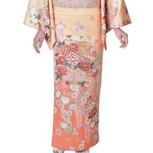 画像をギャラリービューアに読み込む, 訪問着 セット 購入 オレンジ地 貝桶に吉祥花 18点フルセット フリー サイズ 仕立て上がり 洗える着物 訪問着 袋帯 長襦袢 草履 バッグ 着付け小物一式 白足袋 セット 初心者 和装 和服 着物セット 洗える
