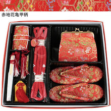 画像をギャラリービューアに読み込む, 七五三 はこせこセット 7歳 草履 バッグ 総柄 桜 花 手毬 黒 金 赤 緑 ピンク 白 女の子 子供 送料無料 帯締め 丸ぐけ 箱せこ 筥迫 かんざし 7点 21cm かかと セール対象外 KZ wgにく SDGs