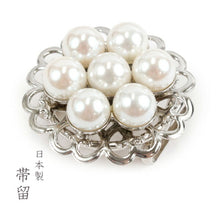 画像をギャラリービューアに読み込む, 帯留め 単品 シルバー 花 パール おしゃれ パーツ 小紋 カジュアル 普段着用 三分紐を通すタイプ 和装小物 帯留 帯どめ 着物 和服 和装 箱入り 帯飾り KZ wgわと