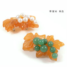 画像をギャラリービューアに読み込む, 帯留め 単品 葡萄 べっ甲調 パール調 白 グリーン 緑 おしゃれ パーツ 小紋 カジュアル 普段着用 三分紐を通すタイプ 粋 古典 和装小物 帯留 帯どめ 着物 和服 和装 箱入り 帯飾り KZ wgわお