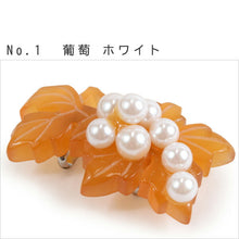 画像をギャラリービューアに読み込む, 帯留め 単品 葡萄 べっ甲調 パール調 白 グリーン 緑 おしゃれ パーツ 小紋 カジュアル 普段着用 三分紐を通すタイプ 粋 古典 和装小物 帯留 帯どめ 着物 和服 和装 箱入り 帯飾り KZ wgわお