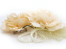 画像をギャラリービューアに読み込む, 髪飾り 成人式 卒業式 結婚式 袴 振袖 シャンパンベージュ 薔薇 パール コーム 和装 和服 着物 浴衣 髪留め コサージュ ヘアアクセサリー ウラ