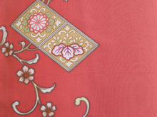 画像をギャラリービューアに読み込む, 洗える着物 単衣 4点セット フリーサイズ サーモンピンク 菱 菊 唐草 小紋 黒地 名古屋帯 帯あげ 帯〆 古典柄 上品 レディース 女性 きもの 和装 和服 送料無料 あす楽 初夏 初秋