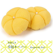 画像をギャラリービューアに読み込む, 草履キーパー 下駄  黄色 梅柄 竹炭綿 レーヨン 花緒守り 鼻緒やパンプスシューズの型崩れを防ぐ 鼻緒ホルダー 収納 旅行 お稽古 結婚式 就職活動 簡単 シンプル かわいい 癒し 春夏秋冬 ぞうり 履物 着物 和装 和服 あす楽