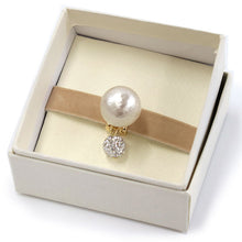 画像をギャラリービューアに読み込む, 帯留 コットンパール 1粒 ホワイト 白 14ミリ ラインストーン チャーム付き 単品 三分紐を通す シンプル エレガント 可愛い 帯留め 帯どめ 軽量 小紋 洒落着 色無地 パーティー クリスマス お正月 和装小物 着物 和服 和装 帯飾り MIZUHO 日本製 KZ