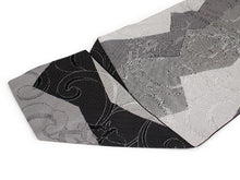 画像をギャラリービューアに読み込む, 洗える着物 コーディネートセット 袷 名古屋帯 正絹帯揚げ帯締め Lサイズ 4点セット 小紋 レディース 女性 淡緑地 大輪花柄 着物 黒・グレー地 花唐草柄 帯 帯あげ 帯〆 プレタ 和装 和服 きものセット 送料無料 あす