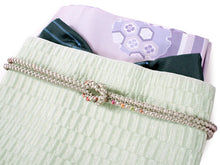 画像をギャラリービューアに読み込む, 洗える着物 コーディネートセット 袷 名古屋帯 正絹帯揚げ帯締め フリーサイズ 4点セット 小紋 レディース 女性 ハナエモリ 薄紫地 雪輪柄 着物 淡い緑地 幾何学柄 帯 帯あげ 帯〆 プレタ ブランド 和装 和服 きものセット 送料無料