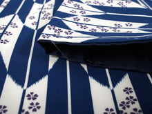 画像をギャラリービューアに読み込む, 卒業式 二尺袖 着物 袴用 単品 青 白 矢絣 桜 フリーサイズ ショート丈 大学生 小学生 ジュニア 購入 販売 着物のみ 2尺袖 和装 和服 洗える着物 大人 女性 レディース 送料無料