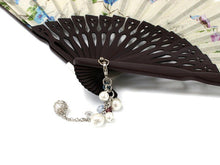 画像をギャラリービューアに読み込む, 扇子 扇子袋 2点セット レディース ベージュ 花と鳥 スワロフスキーチャーム 箱入り 大きめ Large Size エコ ギフト プレゼント 春 夏 母の日 婦人 女性 女 綿 京扇子 せんす あす楽