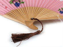 画像をギャラリービューアに読み込む, 扇子 女性用 単品 桃ピンク地 花瓶柄 竹久夢二 レディース エコ ギフト プレゼント 贈り物 春 夏 母の日 婦人 女性 女 絹 シルク SILK 大正ロマン レトロ 京扇子 せんす 小物 雑貨 あす楽