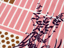 画像をギャラリービューアに読み込む, マスクケース 立体マスク 抗菌 日本製 濃ピンク地 花草幾何学柄 持ち運び 携帯 マスクポーチ おしゃれ 収納ケース 布 布製 清潔 コンパクト 折りたたみ 食事 和柄 2つ折り あす楽