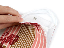 画像をギャラリービューアに読み込む, マスクケース 立体マスク 抗菌 日本製 濃ピンク地 花草幾何学柄 持ち運び 携帯 マスクポーチ おしゃれ 収納ケース 布 布製 清潔 コンパクト 折りたたみ 食事 和柄 2つ折り あす楽