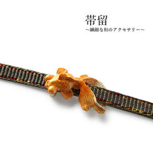画像をギャラリービューアに読み込む, 帯留 出目金 金魚 単品 三分紐を通す シンプル 和 可愛い 帯留め 帯どめ 軽量 小紋 洒落着 色無地 パーティー オールシーズン カジュアル 母の日 プレゼント ギフト 贈り物 和装小物 着物 和服 和装 帯飾り SUU 日本製 アクセサリー KZ