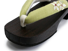 画像をギャラリービューアに読み込む, 下駄 レディース サンダル 浴衣 23.0 23.5 24.0 24.5 こげ茶台 グリーン くすみのある黄緑地 鉄線刺繍 麻鼻緒 右近 痛くない 歩きやすい かかと低 女性 フリーサイズ