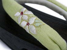 画像をギャラリービューアに読み込む, 下駄 レディース サンダル 浴衣 23.0 23.5 24.0 24.5 こげ茶台 グリーン くすみのある黄緑地 鉄線刺繍 麻鼻緒 右近 痛くない 歩きやすい かかと低 女性 フリーサイズ