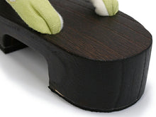 画像をギャラリービューアに読み込む, 下駄 レディース サンダル 浴衣 23.0 23.5 24.0 24.5 こげ茶台 グリーン くすみのある黄緑地 鉄線刺繍 麻鼻緒 右近 痛くない 歩きやすい かかと低 女性 フリーサイズ