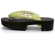 画像をギャラリービューアに読み込む, 下駄 レディース サンダル 浴衣 23.0 23.5 24.0 24.5 こげ茶台 グリーン くすみのある黄緑地 鉄線刺繍 麻鼻緒 右近 痛くない 歩きやすい かかと低 女性 フリーサイズ