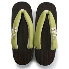 画像をギャラリービューアに読み込む, 下駄 レディース サンダル 浴衣 23.0 23.5 24.0 24.5 こげ茶台 グリーン くすみのある黄緑地 鉄線刺繍 麻鼻緒 右近 痛くない 歩きやすい かかと低 女性 フリーサイズ