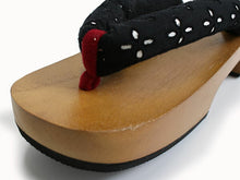 画像をギャラリービューアに読み込む, 下駄 レディース サンダル 浴衣 23.0 23.5 24.0 24.5 白木台 黒地サテンレース柄鼻緒 右近 かかと低め 女性 ラバー有