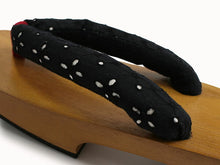 画像をギャラリービューアに読み込む, 下駄 レディース サンダル 浴衣 23.0 23.5 24.0 24.5 白木台 黒地サテンレース柄鼻緒 右近 かかと低め 女性 ラバー有