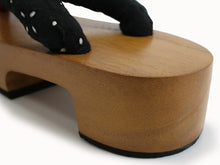 画像をギャラリービューアに読み込む, 下駄 レディース サンダル 浴衣 23.0 23.5 24.0 24.5 白木台 黒地サテンレース柄鼻緒 右近 かかと低め 女性 ラバー有