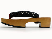 画像をギャラリービューアに読み込む, 下駄 レディース サンダル 浴衣 23.0 23.5 24.0 24.5 白木台 黒地サテンレース柄鼻緒 右近 かかと低め 女性 ラバー有