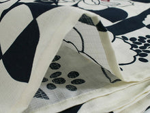 画像をギャラリービューアに読み込む, 浴衣 単品 レディース オフホワイト地濃紺椿と萩柄 フリーサイズ 浴衣のみ 浴衣単品 2022 大人 ゆかた 粋 レトロ モダン 和装 和服 女性 夏祭り 花火大会