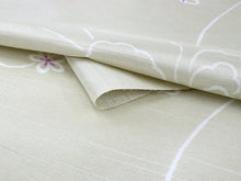 画像をギャラリービューアに読み込む, 雨コート 反物 セミオーダー 仕立て付 薄ベージュ地 花唐草柄 市田ひろみ好み 着物用 レインコート XS S M L XL  上品 コート 和装 和服 女性 レディース 梅雨時期 対策 つゆ 雨具 カッパ ちりよけ 撥水加工 送料無料