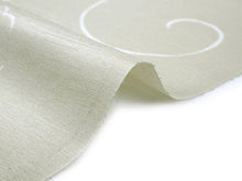 画像をギャラリービューアに読み込む, 雨コート 反物 セミオーダー 仕立て付 薄ベージュ地 花唐草柄 市田ひろみ好み 着物用 レインコート XS S M L XL  上品 コート 和装 和服 女性 レディース 梅雨時期 対策 つゆ 雨具 カッパ ちりよけ 撥水加工 送料無料