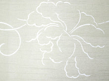 画像をギャラリービューアに読み込む, 雨コート 反物 セミオーダー 仕立て付 薄ベージュ地 花唐草柄 市田ひろみ好み 着物用 レインコート XS S M L XL  上品 コート 和装 和服 女性 レディース 梅雨時期 対策 つゆ 雨具 カッパ ちりよけ 撥水加工 送料無料